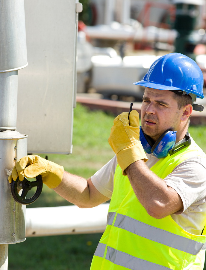 oil rig worker with OSHA mandated safety equipment 